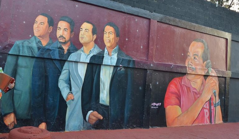 Banda Real con mural urbano en La Joya donde nació música típica