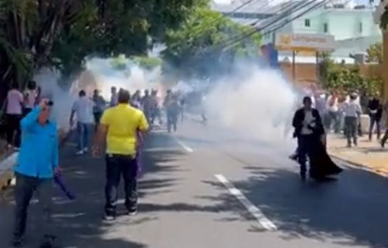 PN dispersa a bombazos marcha de peledeistas