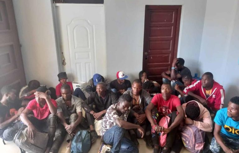 Apresan chofer que transportaba 23 haitianos ilegales