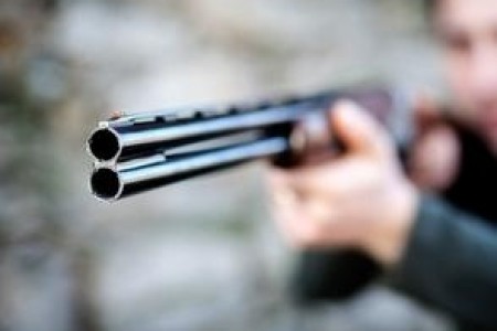 VIGILANTE HIERE HOMBRE DE DOS DISPAROS