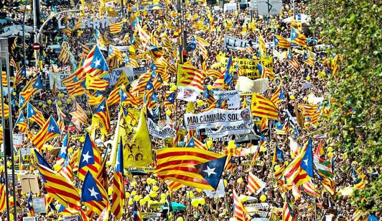 Miles exigen la independencia de Cataluña