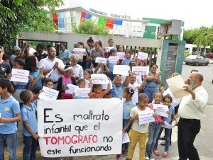 PROTESTAN POR FUNCIONAMIENTO DE QUIROFANOS Y TOMOGRAFO