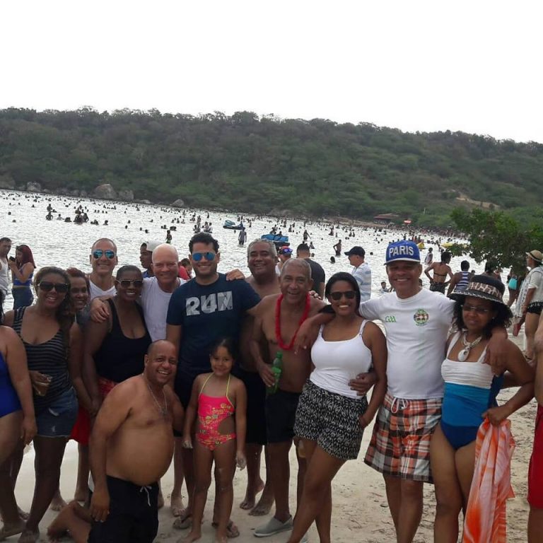 Periodistas seccional Santiago disfrutan playa La Ensenada