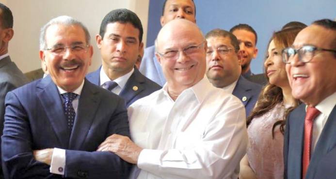 MIENTRAS ELLOS SE MATAN ESTOS DOS SE ABRAZAN