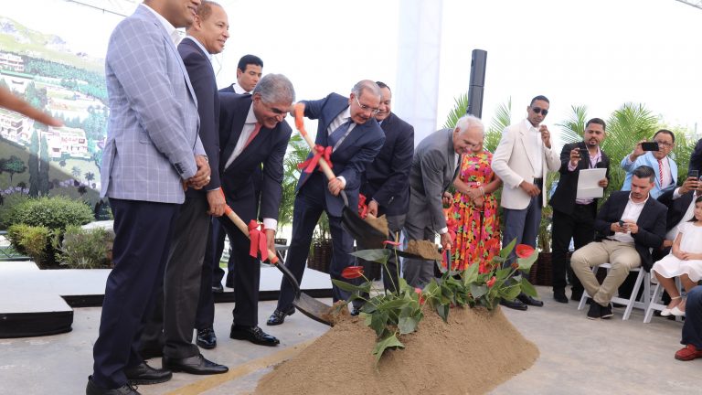 Pte Danilo asiste a primer palazo Alta Vista Mountain Village; grupo invertirá RD$2,200 millones en proyecto turístico
