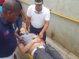 JOVEN SE LANZA DE UN QUINTO PISO Y ESTA VIVO