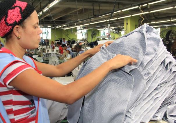Denuncian Educación pagará más caro los “poloshirts” importados que los criollos