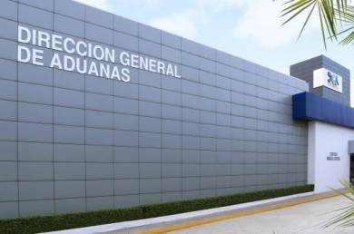 Aplazan conocimiento de coerción contra empleado de Aduanas implicado en mafia de vehículos