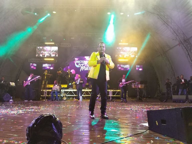 BAJO LLUVIA EL TORITO EN SU CONCIERTO ANFITEATRO DE PUERTO PLATA