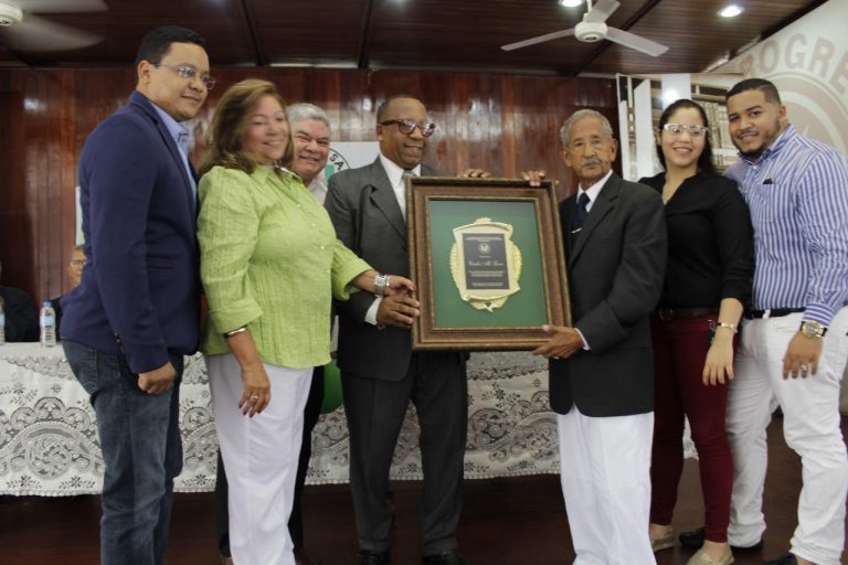 INSTITUCIONES RECONOCEN  EMPRESARIO CARLOS LORA