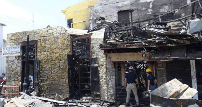 INCENDIO REDUJO A CENIZAS LIBRERIA LA  ECONOMICA