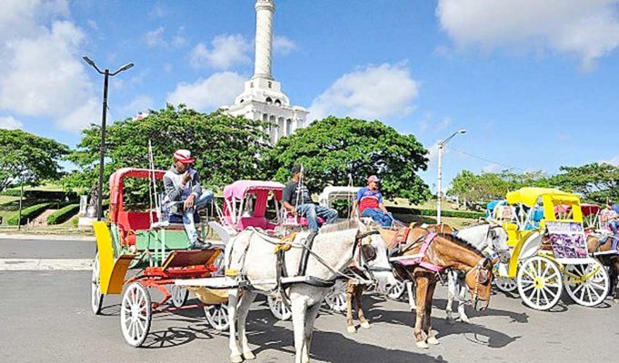VUELVEN A OPERAR LOS COCHES EN EL AREA DEL MONUMENTO