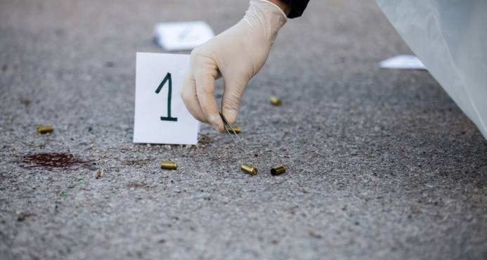 CINCO HIEREN A TRES A BALAZOS