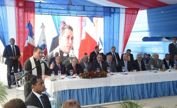 Sacerdote solicita obras al Presidente para Jamao al Norte