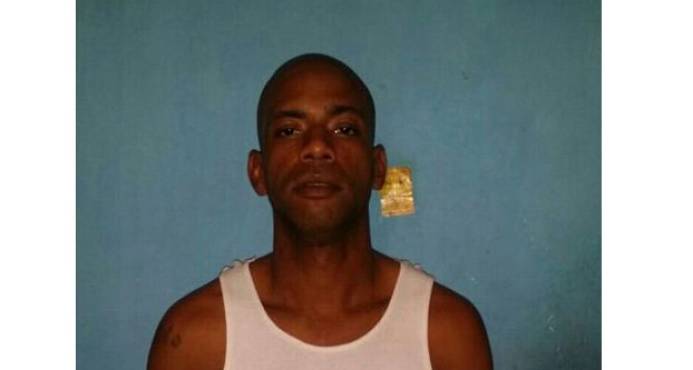 Policia Identifica hombre de video que se robó retrovisores de una yipeta