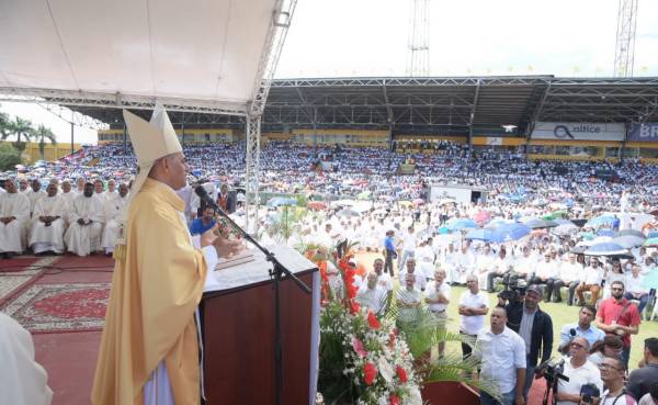 Católicos abarrotan el Estadio Cibao en la celebración de Corpus Christi