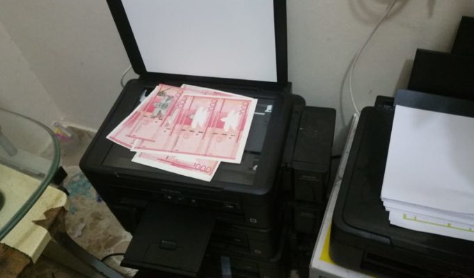 POR FALSIFICAR DINERO, APRESAN HOMBRE Y MUJER