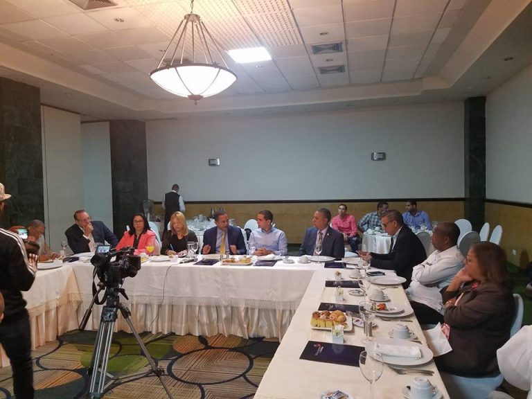 SENADOR Y DIPUTADOS PROVINCIA SANTIAGO, REALIZAN MESA  DE DIALOGO