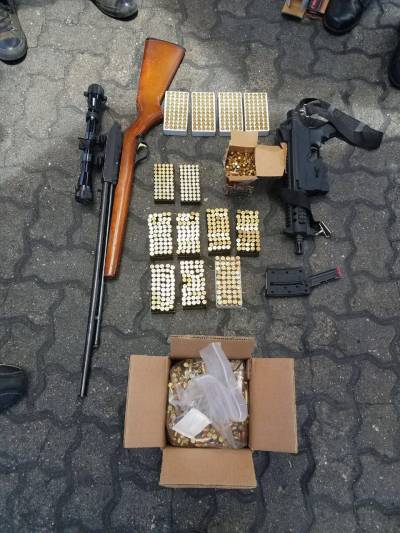 Descumbren 4, 263 armas, entre ellas un fusil de asalto, en envíos a través de empresas “mudanceras”