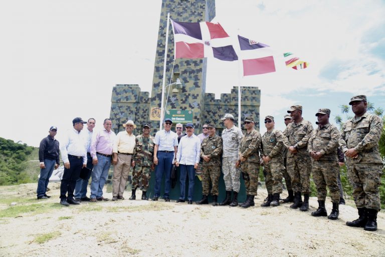 Danilo realiza amplio recorrido por la frontera; instruye soluciones para comunidades