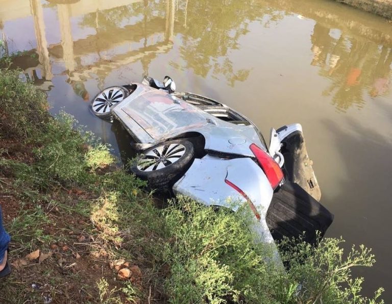 SEIS MUERTOS AL CAER VEHICULO EN UN CANAL DE RIEGO
