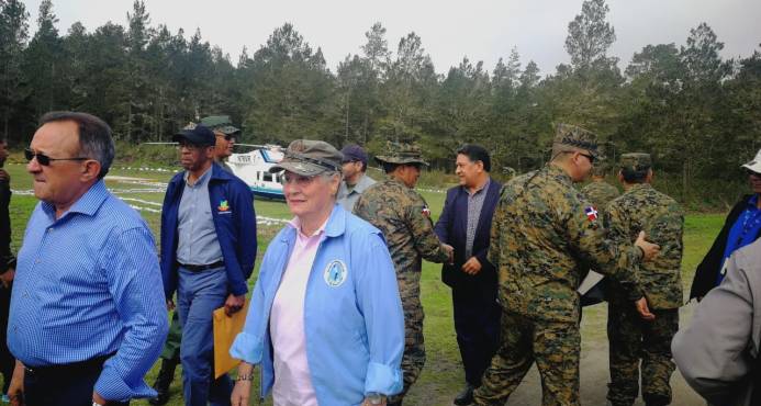 Aterriza de emergencia helicóptero en el que viajaba ministro de Medio Ambiente