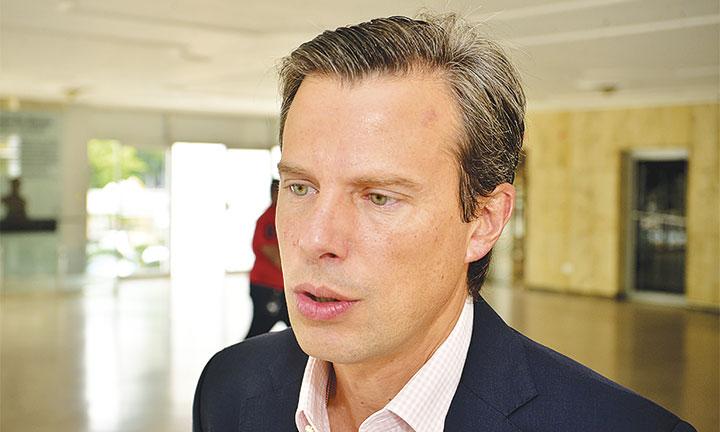 Dirigente empresarial aboga por firmas pactos pendientes