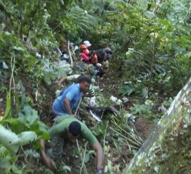 MUEREN  CINCO EN  VEHICULO SE FUE POR PRECIPICIO