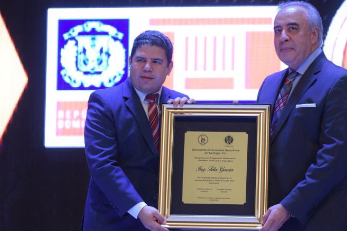 Empresario Félix García recibe premio Don José León Asensio