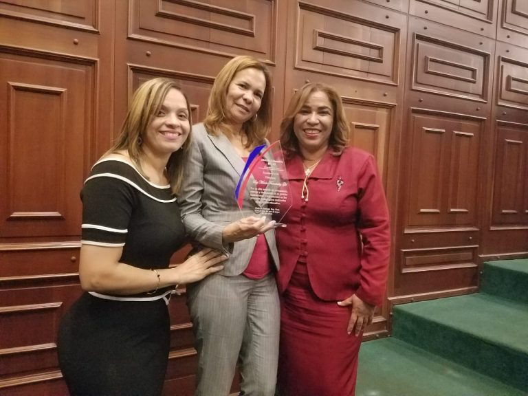 Distrito Escolar reconoce a directora, profesora y estudiante Centro Educativo Salome Ureña