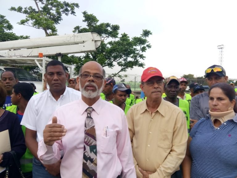 Alcalde  López entrega contenedores y otras herramientas a brigadas Aseo Urbano Alcaldía  de Moca