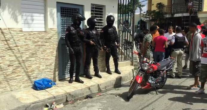 EN MEDIO DE HUELGA, DESCONOCIDOS ENCAPUCHADOS MATAN JOVEN