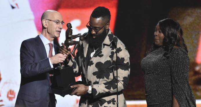 James Harden gana el Jugador Más Valioso de la NBA; Ben Simmons, Novato del Año