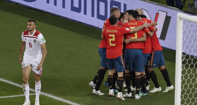 España avanza a los tumbos y jugará con Rusia