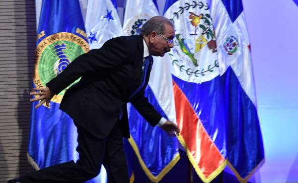 PTE DANILO MEDINA…SE TROPIEZA EN EVENTO DE LA SICA