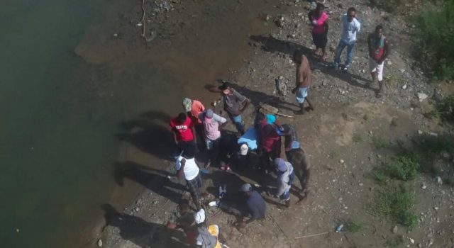 HOMBRE SALE CON VIDA AL CAER DE PUENTE