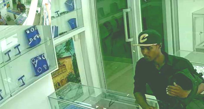 DIFUNDEN FOTO DE JOVEN MATO MUJER EN JOYERÍA