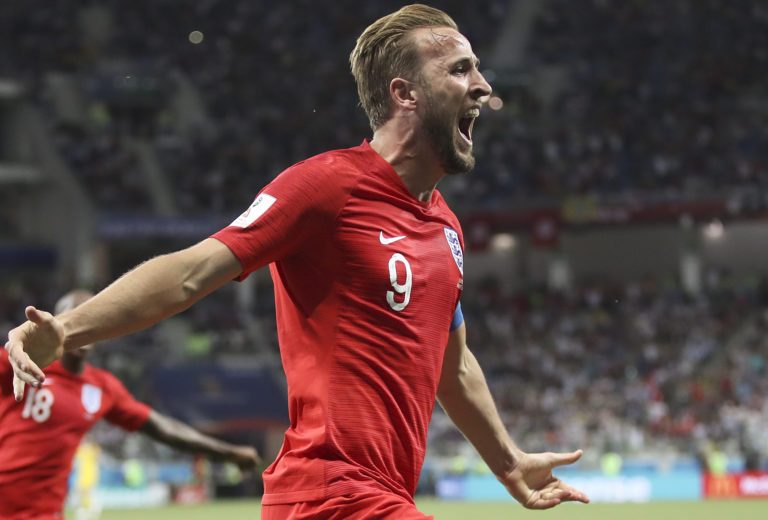 Kane anota al final, e Inglaterra vence al complicado Túnez