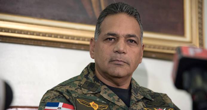 Ministro de Defensa ordena acuartelar a militares