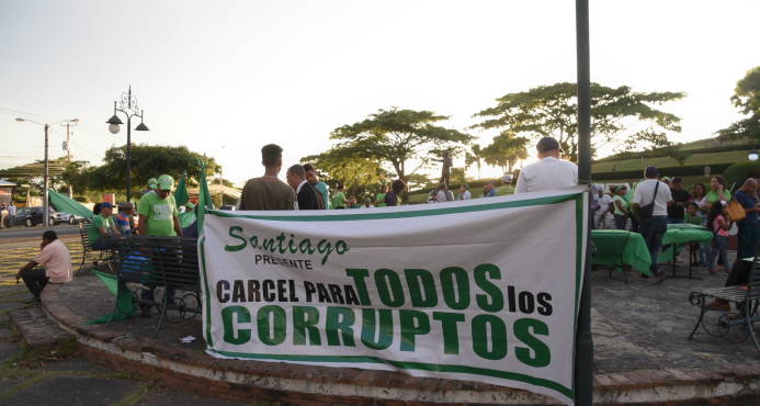 POLICIA IMPIDE INSTALACION CAMENTO VERDE EN AREA MONUMENTAL