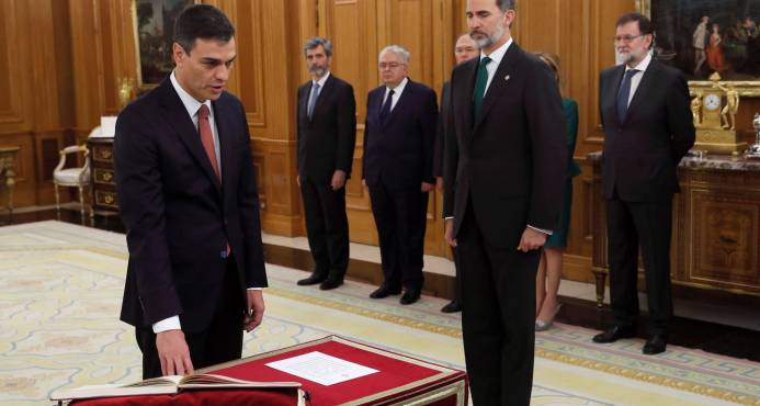 Sin Biblia ni crucifijo, Sánchez jura su cargo de nuevo presidente de gobierno español