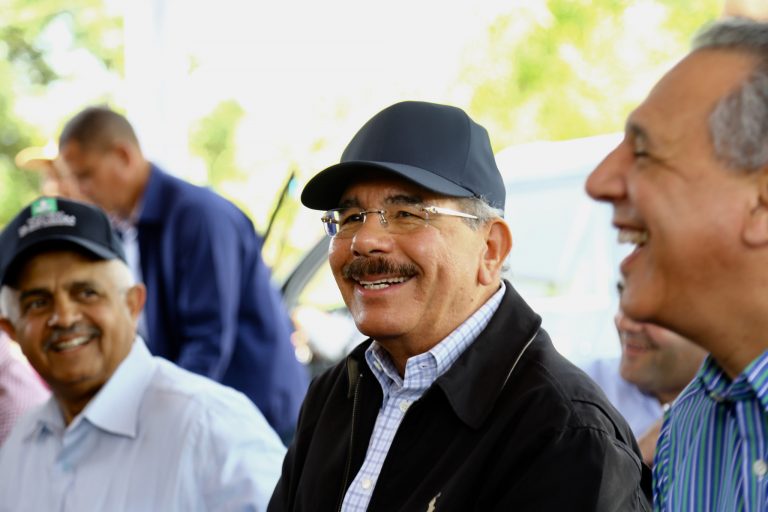 Más bienestar para productores y ancianos de María Trinidad Sánchez