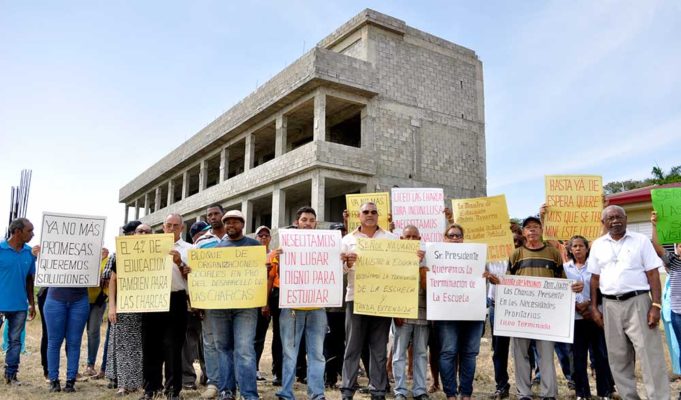 MONTAN VIGILIA DEMANDANDO TERMINACION CONSTRUCCION  LICEO