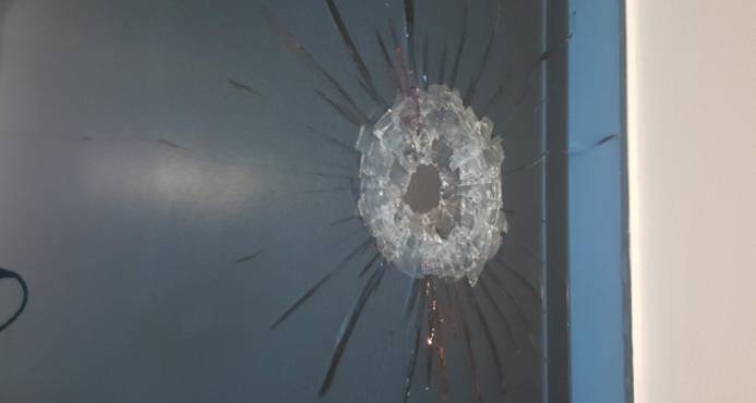 BALA DISPARADA POR UN DELINCUENTE IMPACTA CRISTAL DE UNA EMISORA