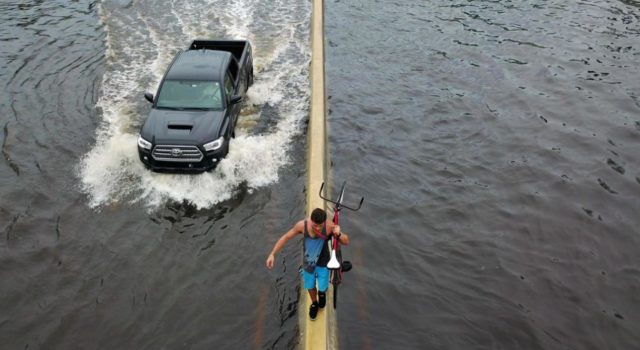 Remanentes de Beryl provocan apagones e inundaciones en Puerto Rico