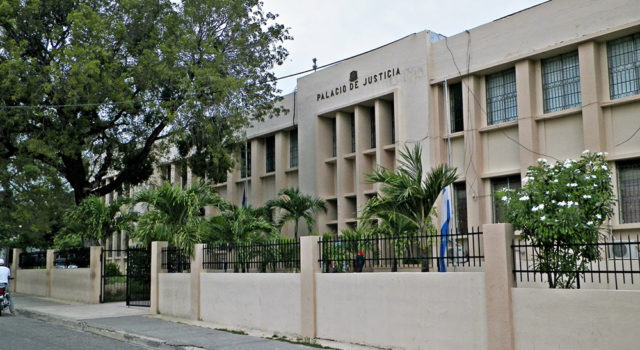 A 20 AÑOS HOMBRE VIOLO SUS HIJASTRAS MENORES Y A DOS AMIGAS DE ESTAS