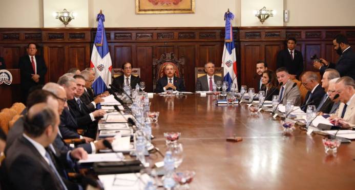 Presidente Medina emite decretos para mejorar la competitividad del país