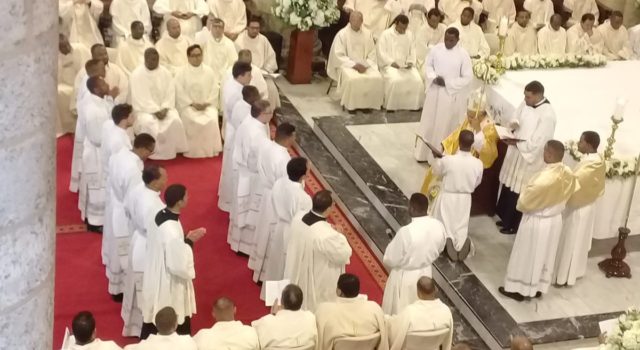 Arzobispo dice iglesia católica no debe dar señales de división