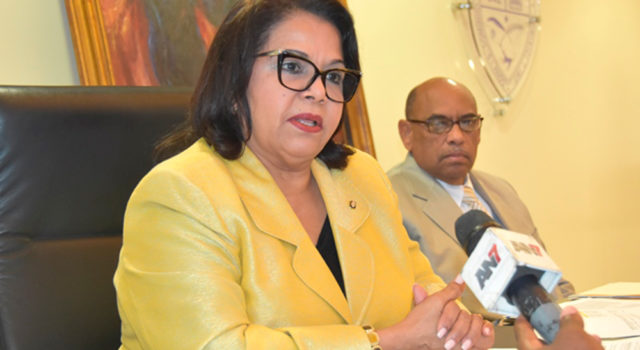 Rectora de la UASD quita incentivos y congela la nómina