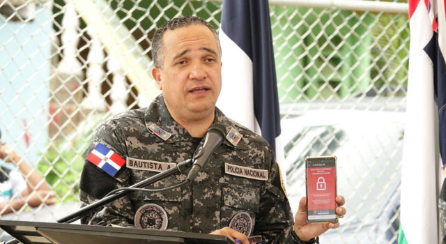 DIRECTOR DE LA POLICÍA LLEVA MOTOS A LAS TERRENAS